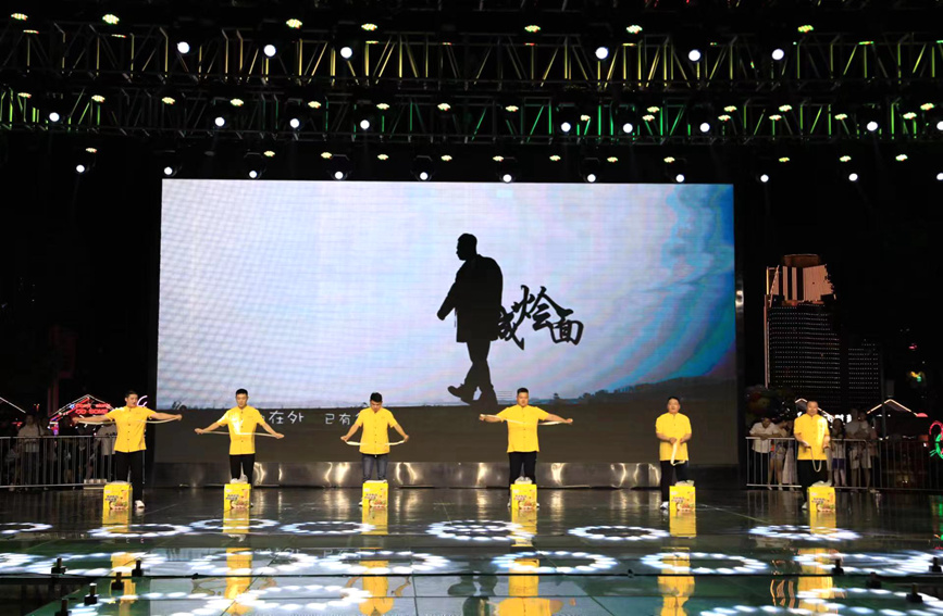 5、2023老家河南夏日美食季在河南藝術中心文化廣場啟動。王少帆攝
