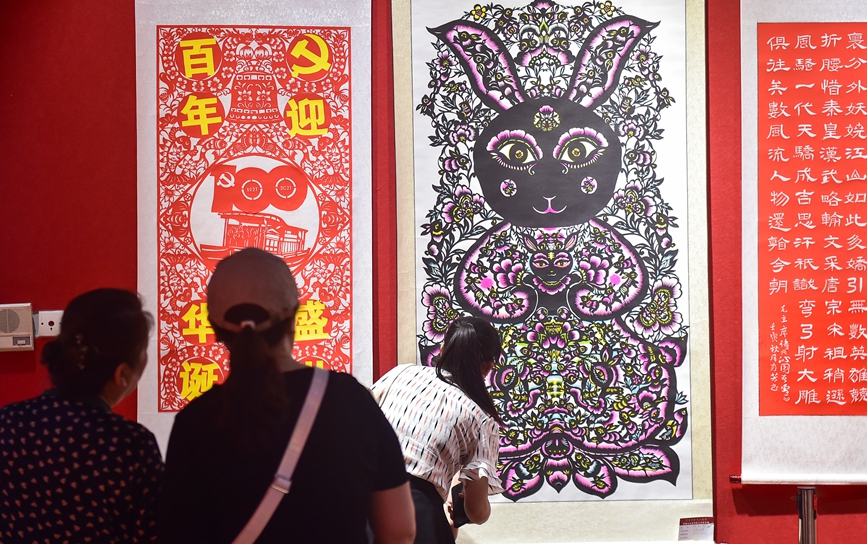 市民在欣赏洛阳市首届剪纸艺术传承展剪纸作品。黄政伟摄