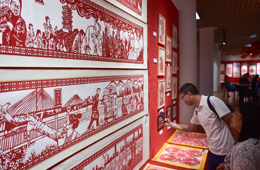 市民在欣賞洛陽市首屆剪紙藝術傳承展剪紙作品。黃政偉攝