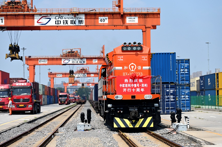 自2013年7月18日首趟中欧班列（中豫号）开行以来，国铁集团郑州局累计开行中欧班列（中豫号）7572列、发送货物67万标箱。栗璋鹏摄