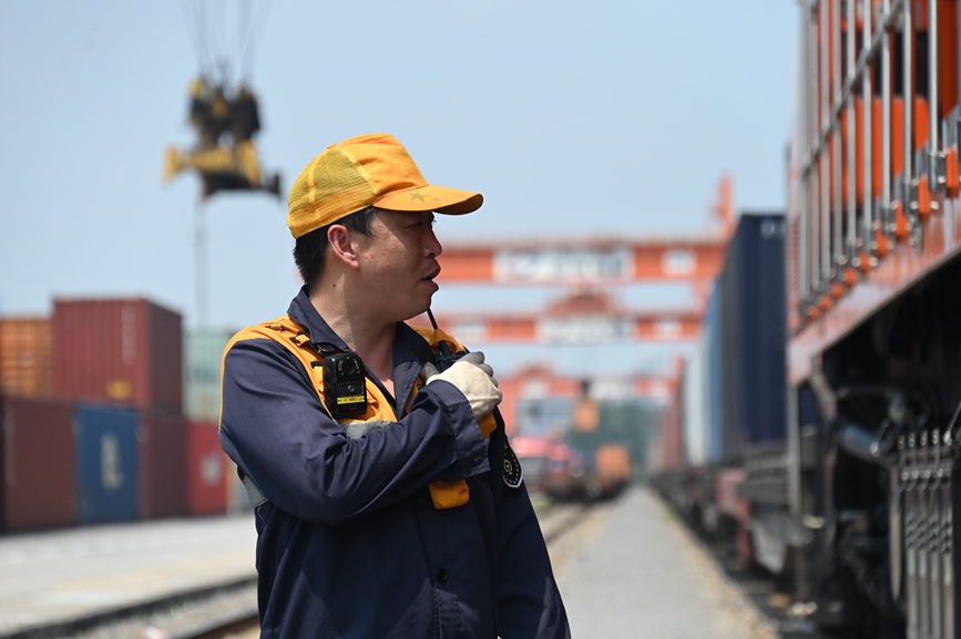 自2013年7月18日首趟中欧班列（中豫号）开行以来，国铁集团郑州局累计开行中欧班列（中豫号）7572列、发送货物67万标箱。栗璋鹏摄