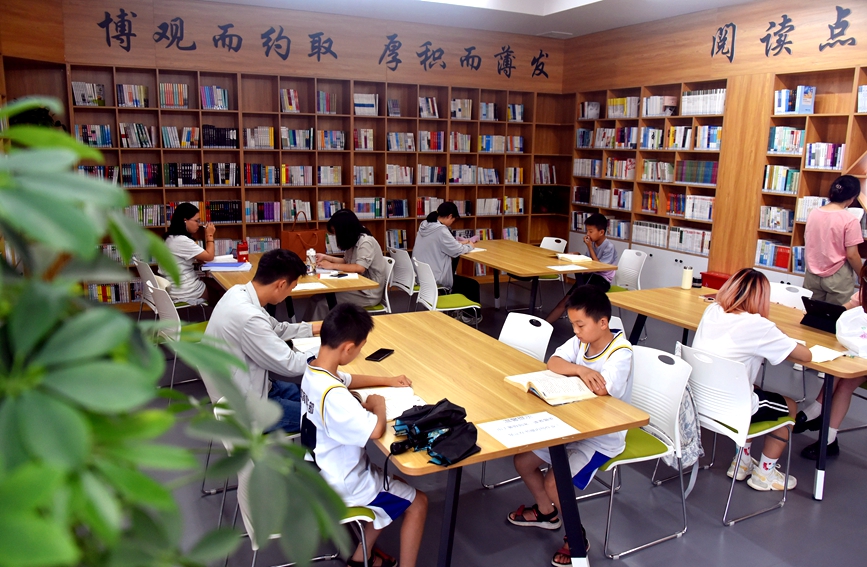 河南省社旗县红旗西路的城市书房——诸葛书屋里，市民和学生正在读书学习。申鸿皓摄