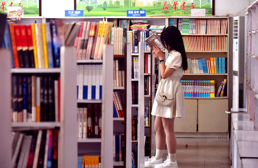 河南省社旗县新华书店里，大学生读者正在阅读书籍。申鸿皓摄