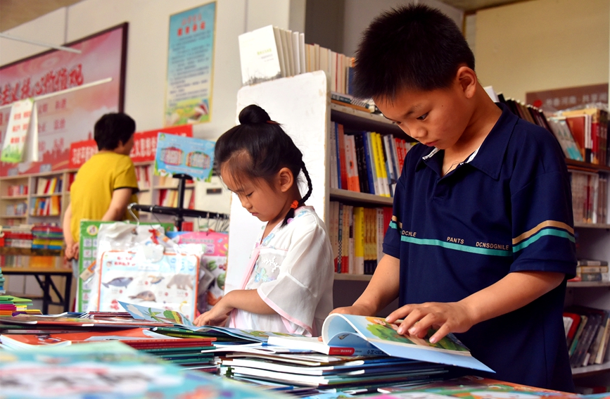 河南省社旗縣新華書店裡，小朋友正在閱讀書籍。申鴻皓攝