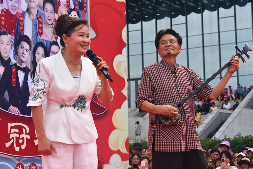 胡希华、张晓英联袂表演南阳鼓儿哼《儿子与狗》。
