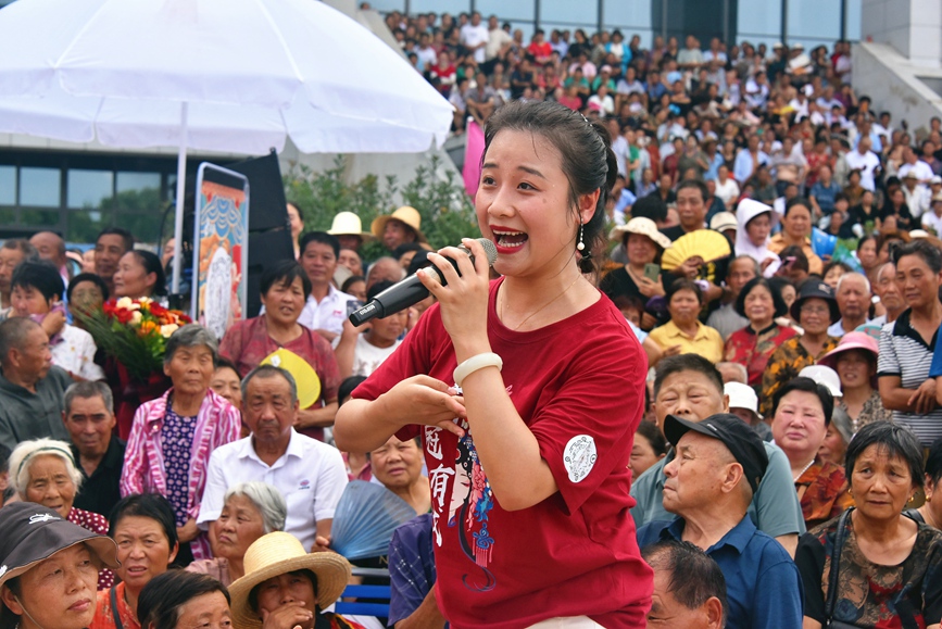 演员走进群众中间演唱曲剧。