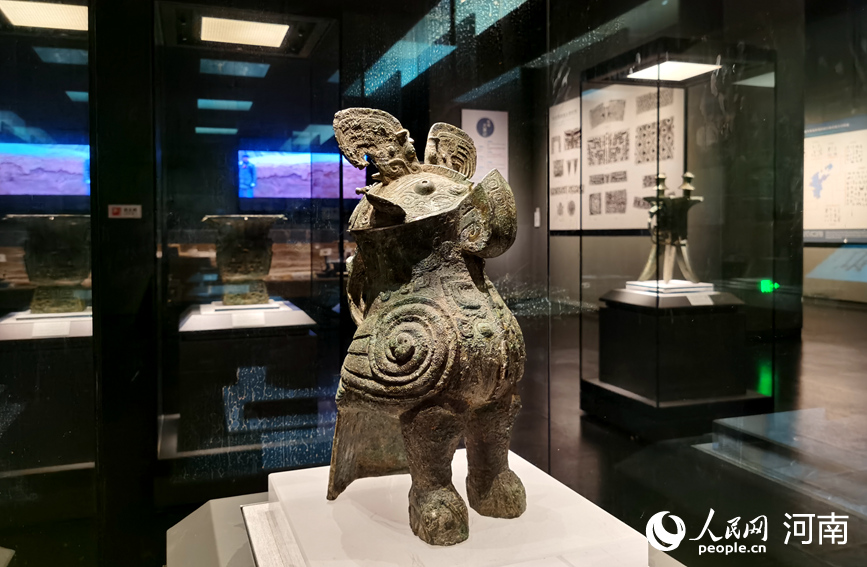河南博物院陈展文物：妇好鸮尊。人民网记者 肖懿木摄