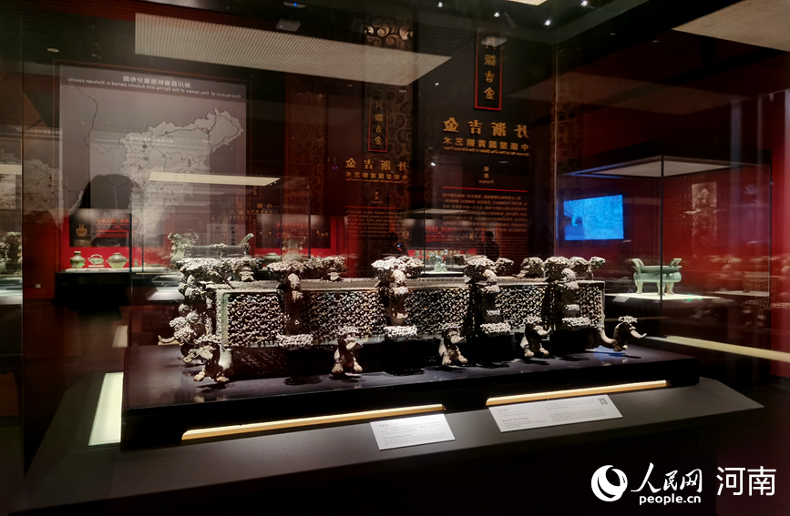 河南博物院陈展文物：云纹铜禁。人民网记者 肖懿木摄
