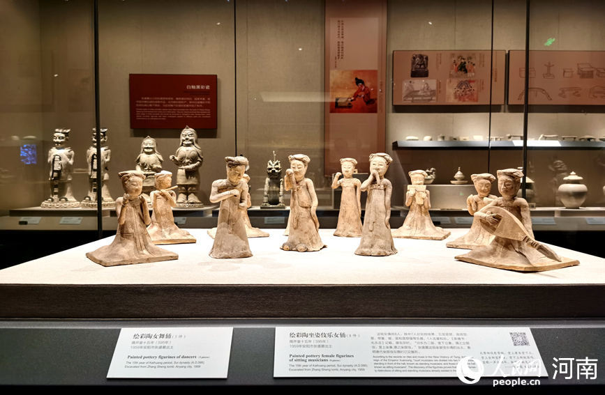 河南博物院陈展文物：绘彩陶女舞俑及绘彩陶坐姿伎乐女俑。人民网记者 肖懿木摄