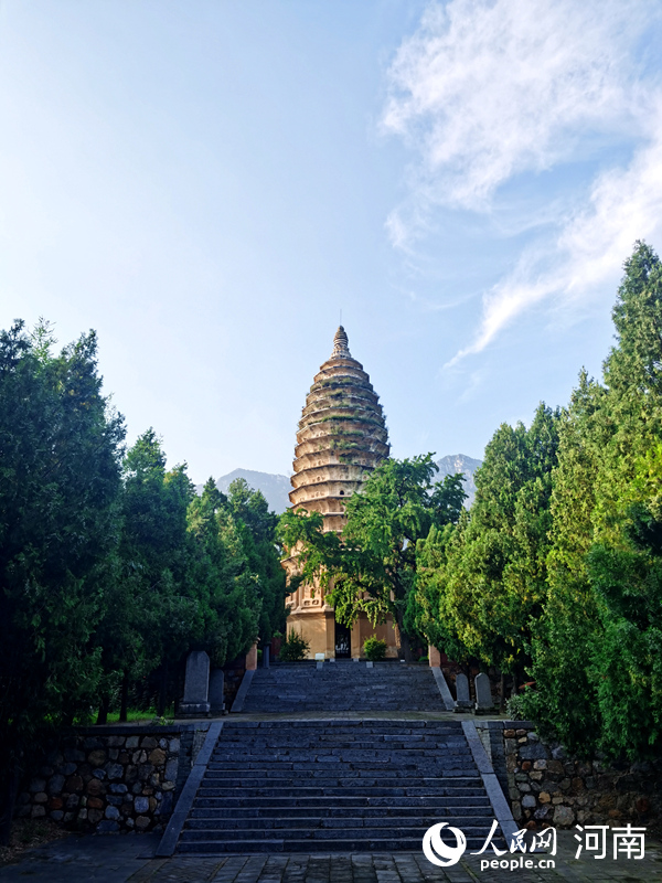 登封“天地之中”历史建筑群中的嵩岳寺塔。人民网记者 肖懿木摄
