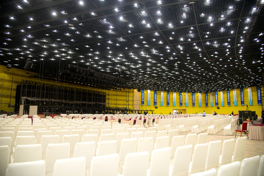郑州国际会展中心活动现场已准备就绪，静候嘉宾到来。