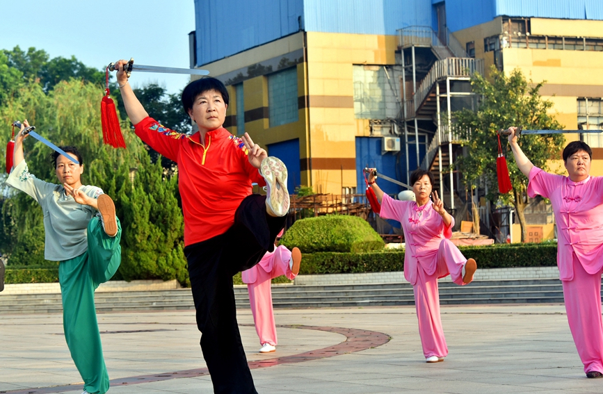 在河南省社旗县新天地广场，健身爱好者正在练习太极剑。申鸿皓摄