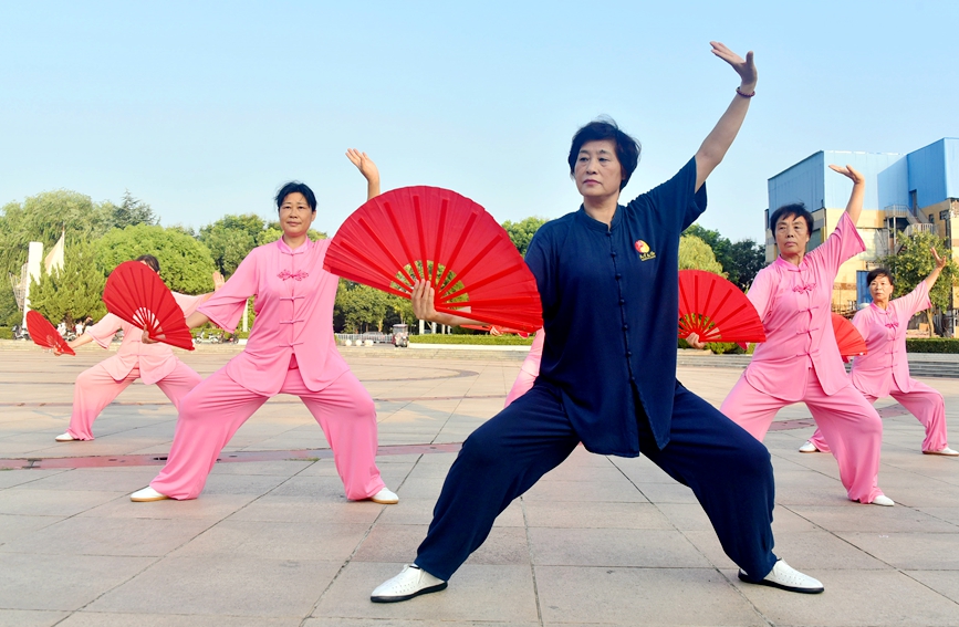 在河南省社旗县新天地广场，健身爱好者正在练习太极剑。申鸿皓摄