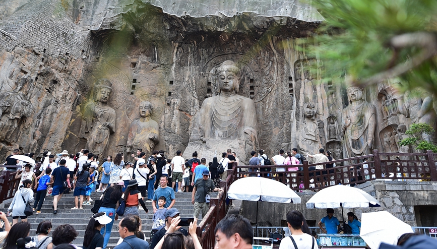 游客在世界文化遗产—河南洛阳龙门石窟景区内参观游览。黄政伟摄