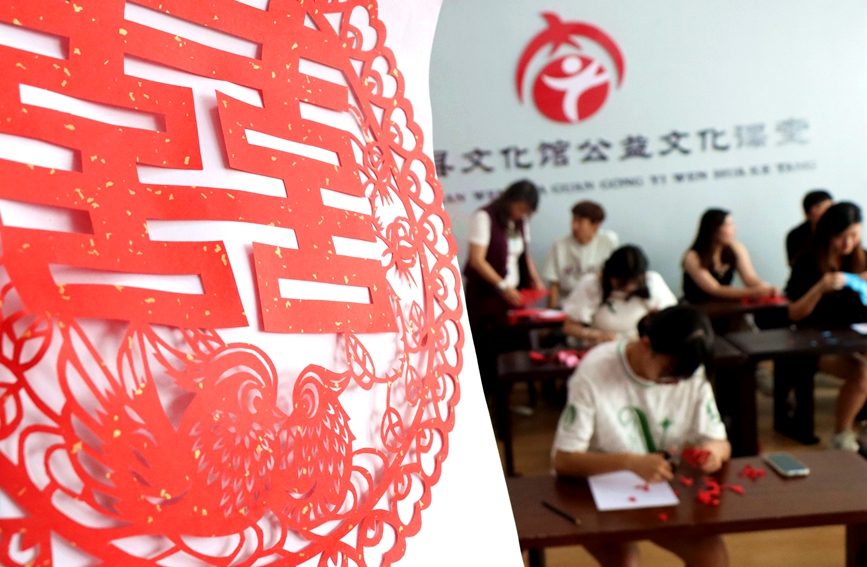 河南省内黄县文化馆里，大学生们正在学习剪纸技艺。刘肖坤摄