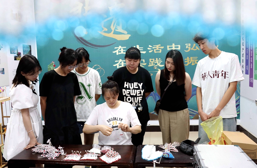 在河南省内黄县文化馆，民间艺人在给大学生们讲授“一线串珠”。刘肖坤摄