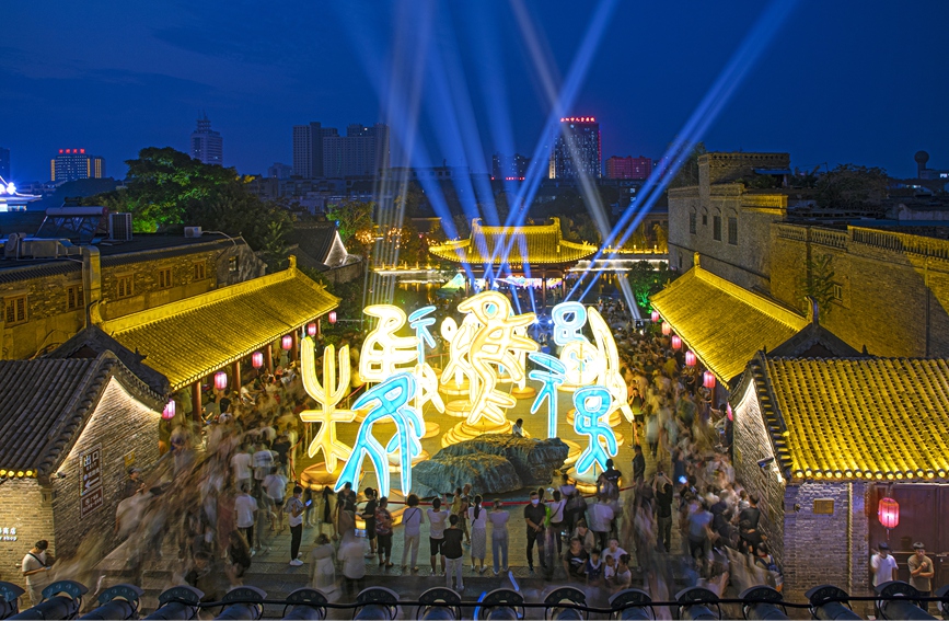 绚丽的灯光让安阳古城流光溢彩。曲海庆摄 