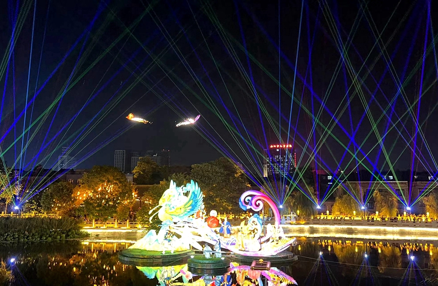 绚丽的灯光让安阳古城流光溢彩。曲海庆摄 