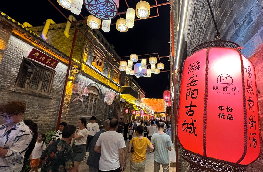 绚丽的灯光让安阳古城流光溢彩。曲海庆摄 