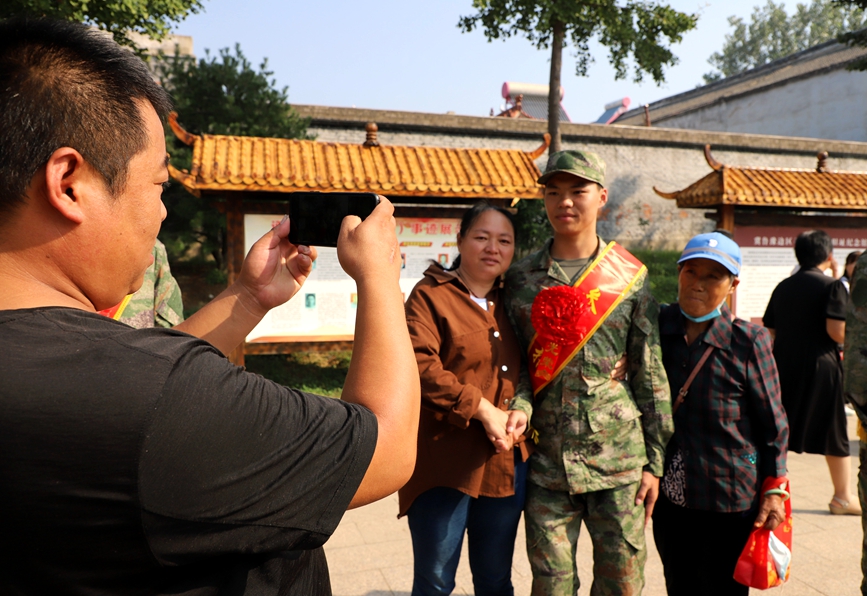 9月14日，河南省濮阳市清丰县120余名新兵即将奔赴军营。王友恒摄