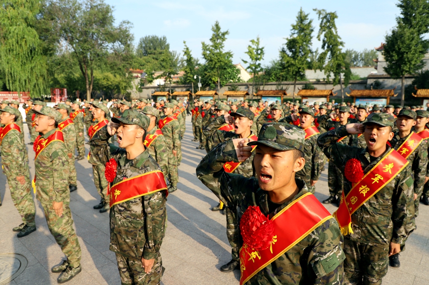 9月14日，河南省濮阳市清丰县120余名新兵即将奔赴军营。王友恒摄