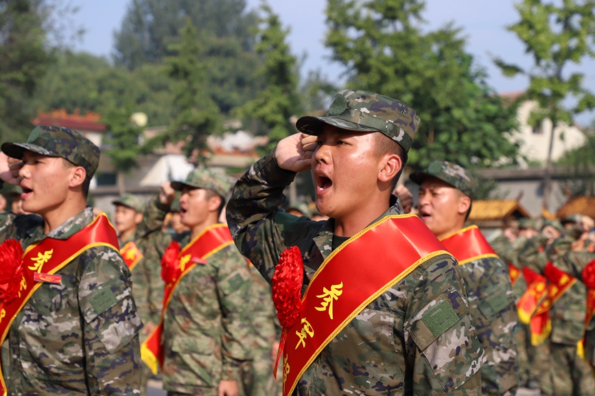 9月14日，河南省濮阳市清丰县120余名新兵即将奔赴军营。王友恒摄