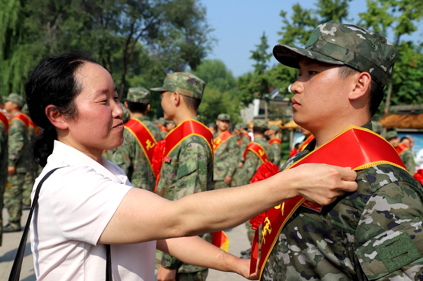 9月14日，河南省濮阳市清丰县120余名新兵即将奔赴军营。王友恒摄