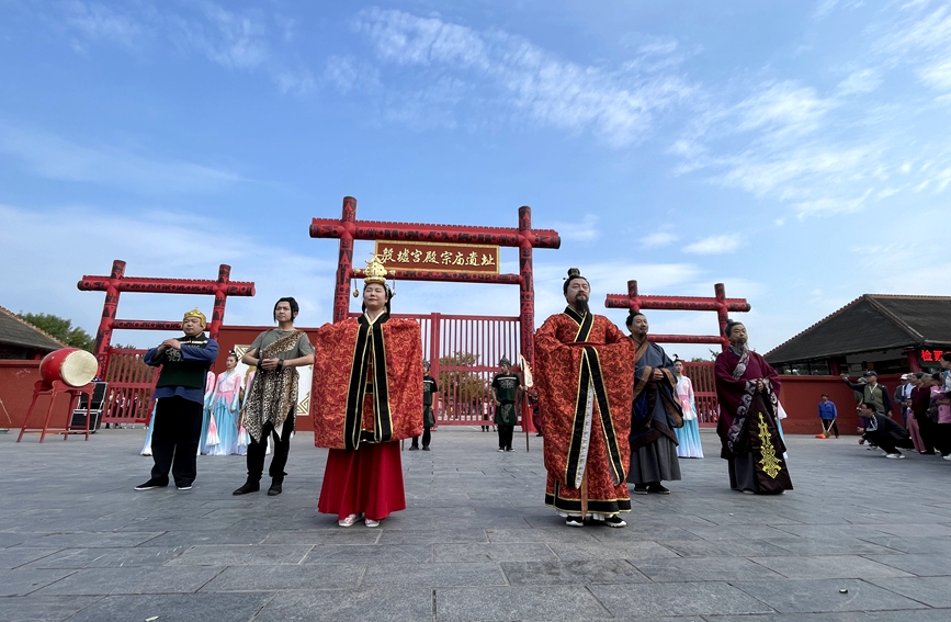 殷墟景区《迎宾+祈福》演艺盛宴。炎富玲摄