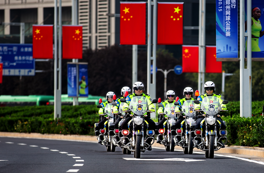 民警值守点位，守护平安。徐刚摄 