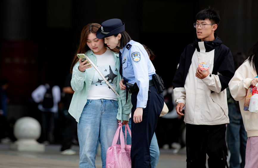 民警值守点位，守护平安。徐刚摄 