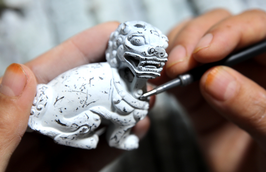 尉氏县蔡庄镇鹿村村民将一块块石材雕琢、打磨、抛光，变成了精品玉器。 李新义摄