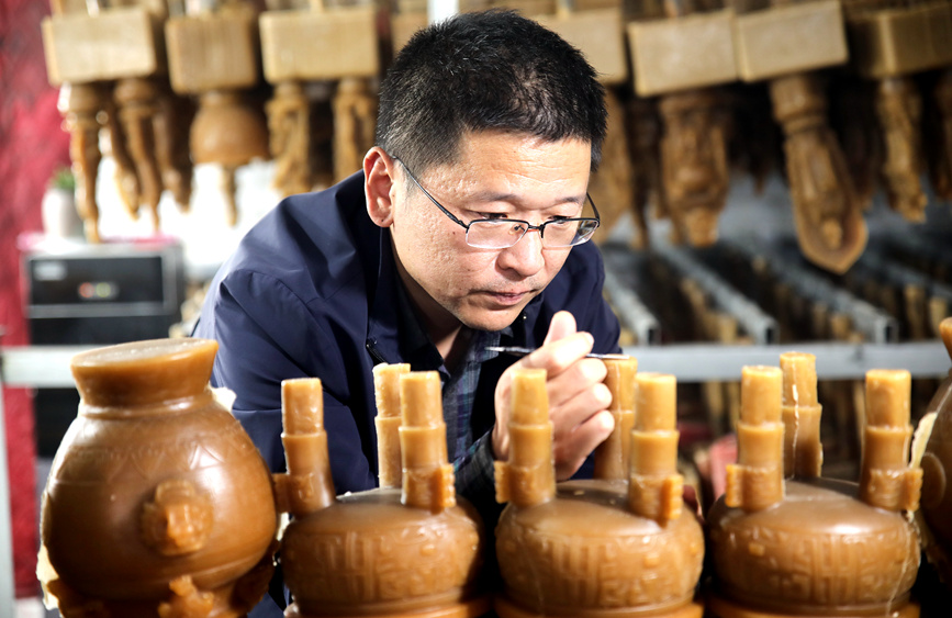 尉氏县蔡庄镇鹿村村民将一块块石材雕琢、打磨、抛光，变成了精品玉器。 李新义摄