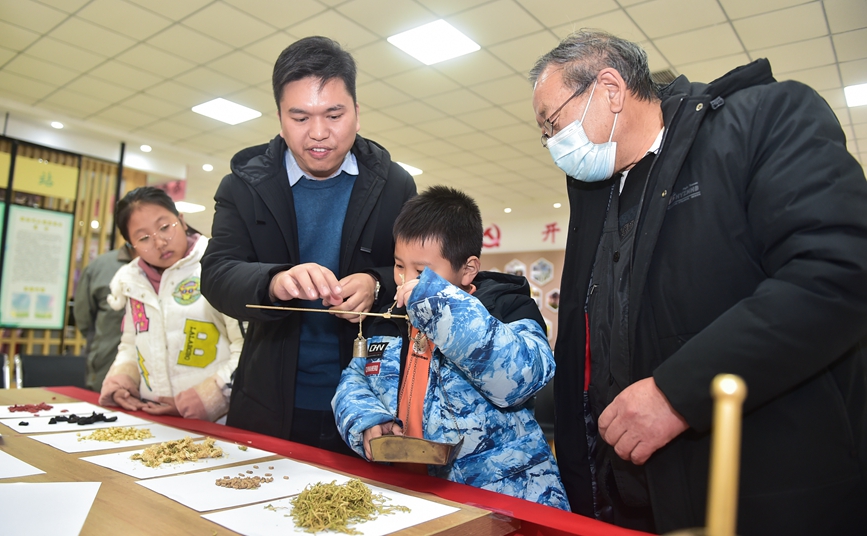 称量中草药。黄政伟摄