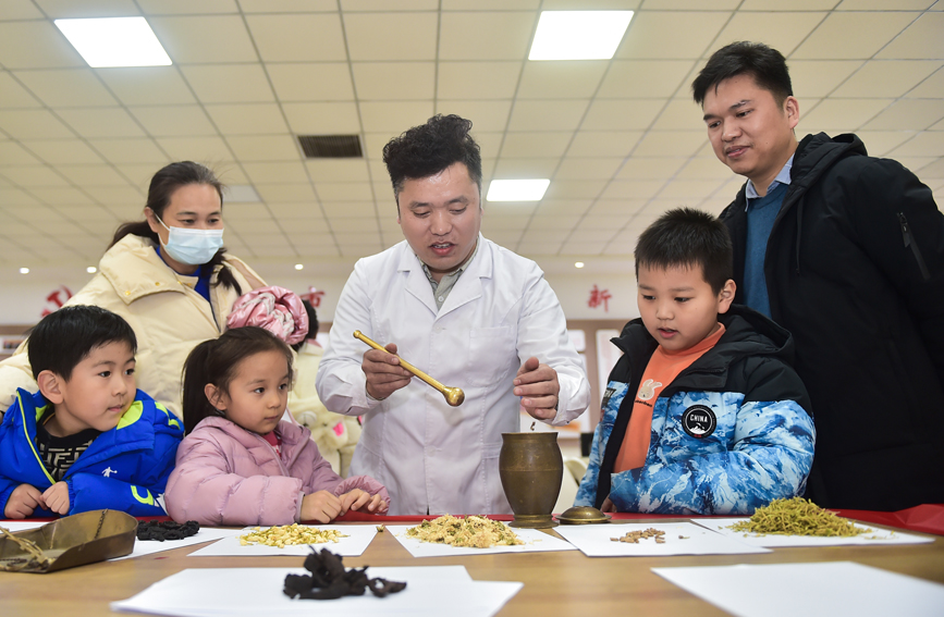 学习中草药知识。黄政伟摄 