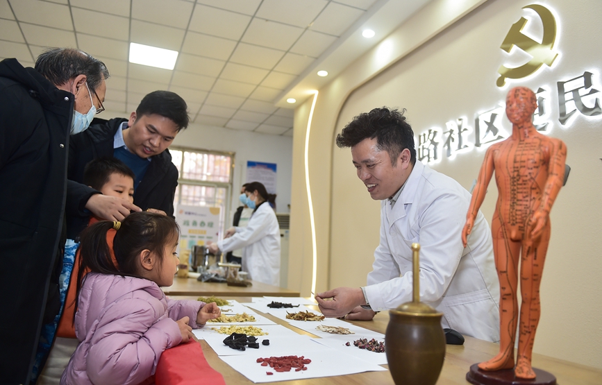 学习中草药知识。黄政伟摄 