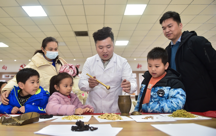 学习中草药知识。黄政伟摄 