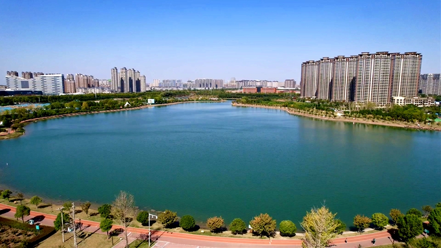 鹿鸣湖体育公园周边高楼林立。赵婕羽摄