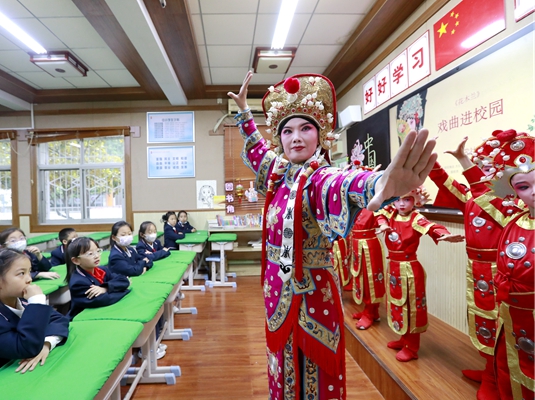 鄭州市二七區淮河東路小學舉辦戲曲進校園活動