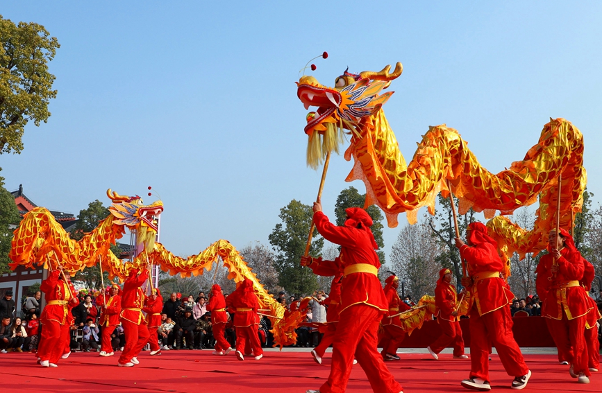 12月30日，河南省南阳中国月季园里，演员在表演舞龙。高嵩摄