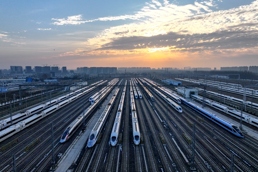 1月10日零时起，国铁集团郑州局将实行2024年第一季度列车运行图。郑轩摄