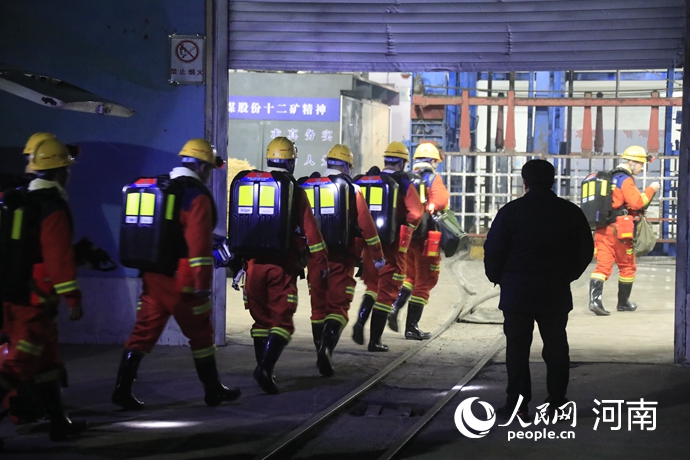 礦山救援隊員進入搜救現場。人民網記者 慎志遠攝