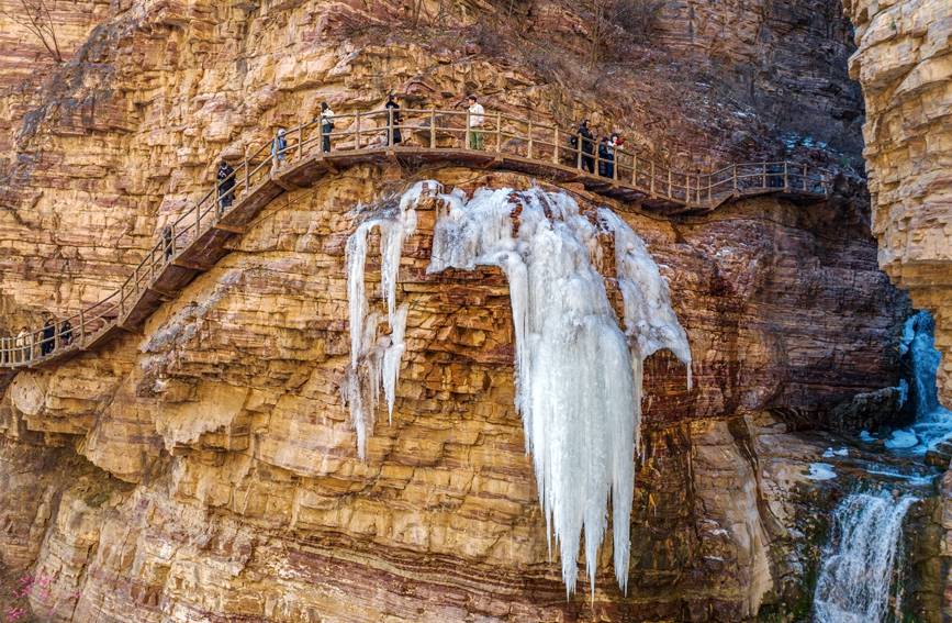 美如童話的“冰雪世界”不僅展現出大自然的美麗神奇，也為游客帶來了獨特的觀賞體驗。麻翛然攝
