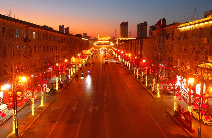 社旗县的大街小巷满目尽是喜庆的“中国红”，“年味儿”十足。申鸿皓摄