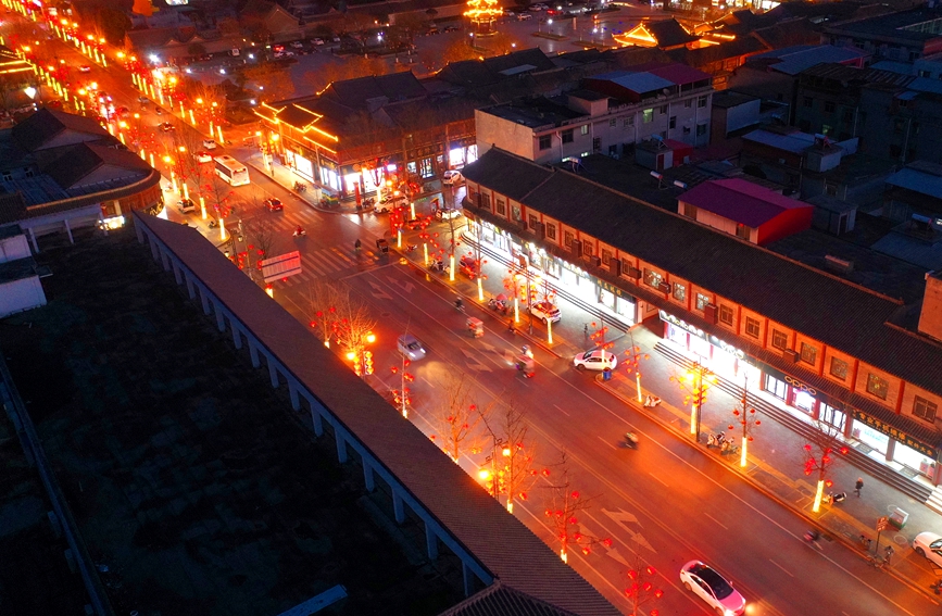 社旗县的大街小巷满目尽是喜庆的“中国红”，“年味儿”十足。张举摄