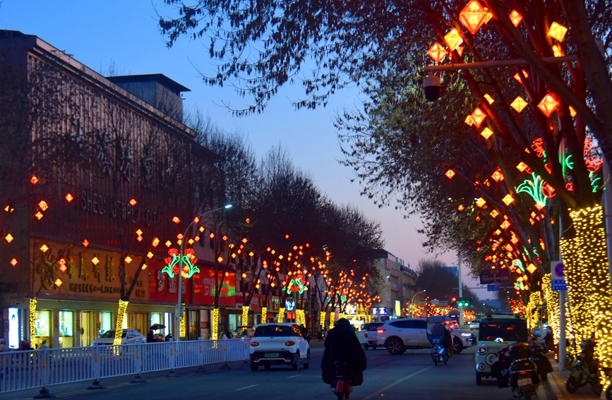 社旗县的大街小巷满目尽是喜庆的“中国红”，“年味儿”十足。张举摄