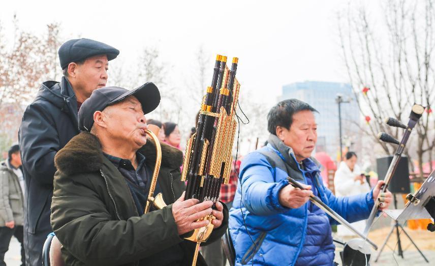 戏迷们用自己的方式闹春。马进伟摄