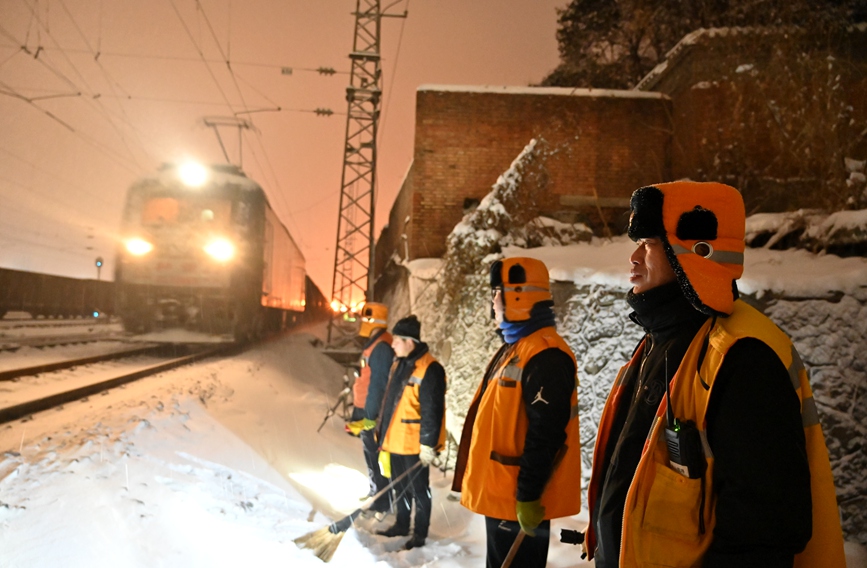 工作人員在太焦線月山站清掃道岔積雪。王佔軍 攝