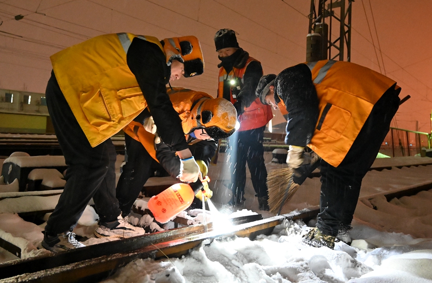 工作人员在太焦线月山站清扫道岔积雪。王占军 摄