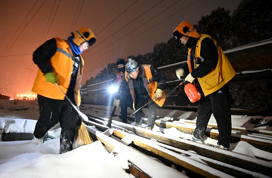 工作人员在太焦线月山站清扫道岔积雪。王占军 摄