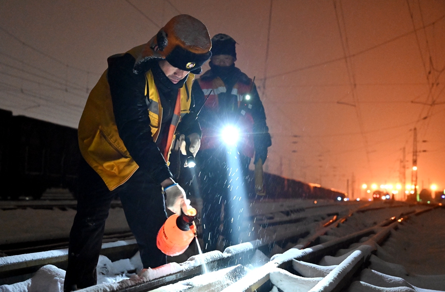 工作人員在太焦線月山站清掃道岔積雪。王佔軍 攝